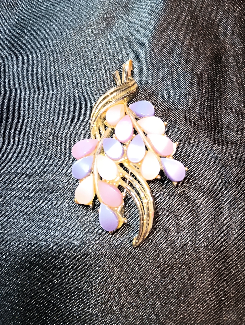Vintage Brooch. Gold Tone. Pink, Purple And White Teardrop Shaped Stones